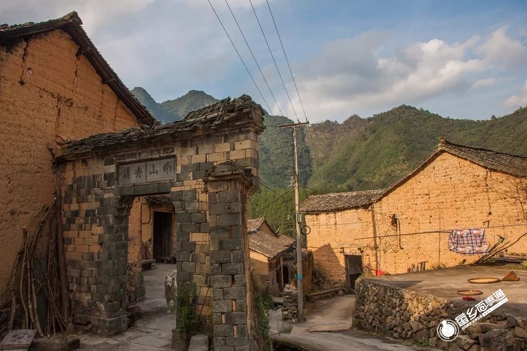 驱车前往高沈村的路上,一路千峡湖美景相伴.